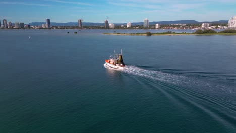 Kreisförmige-Luftaufnahmen-über-Dem-Broadwater,-Während-Ein-Fischtrawler-An-Der-Gold-Coast,-Australien,-Anlegt