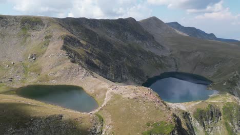 Sieben-Rila-Seen,-Berge-Und-Naturtouristenattraktion-In-Bulgarien---Luftaufnahme-4k