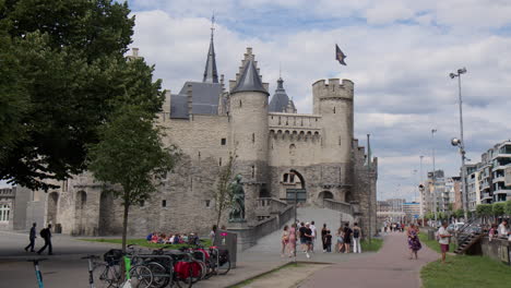 Het-Steen,-Eine-Mittelalterliche-Festung-Im-Historischen-Stadtzentrum-Von-Antwerpen,-Belgien-–-Drohne-Fliegt-Vorwärts,-Zeitlupe