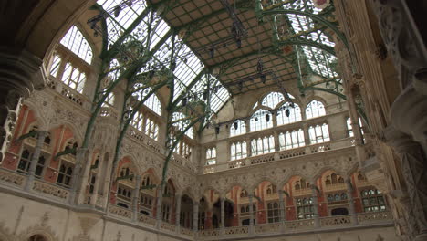 Die-Detaillierte-Handwerkskunst-Ziert-Das-Innere-Des-Historischen-Börsengebäudes-In-Antwerpen,-Belgien---Aufnahme-Aus-Niedriger-Perspektive