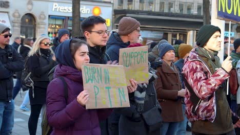 Chica-Con-Cartel-Anti-Putin-En-Protesta-Contra-La-Guerra-Rusa-En-Ucrania