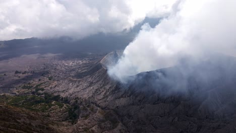 Erupción-Del-Icónico-Y-Activo-Volcán-Bromo-De-Indonesia,-Peligrosa-Pero-Majestuosa,-Imágenes-De-Drones-4k,-Aéreas