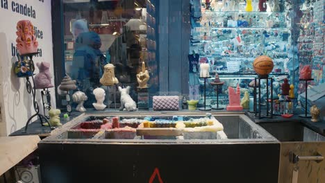 Diverse-candle-art-at-Venetian-boutique-store-front,-La-candela