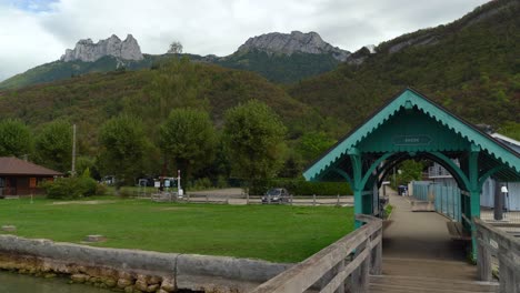 Muelle-De-Angon-Cerca-Del-Lago-De-Annecy-Con-Vistas-A-Las-Montañas