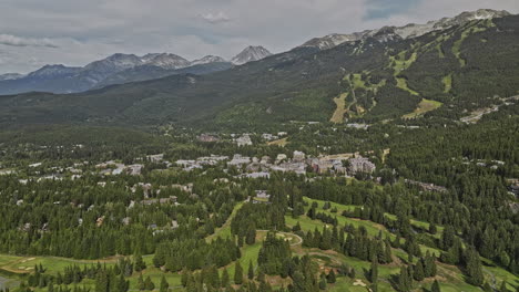 Whistler-BC-Kanada---Luftaufnahme-Einer-V3-Drohne-über-Einem-Golfplatz-Und-Wohngebieten-Mit-Aufnahmen-Des-Stadtzentrums-Des-Ferienortes-Und-Des-üppig-Bewaldeten-Blackcomb-Mountain---Aufgenommen-Mit-Mavic-3-Pro-Cine---Juli-2023