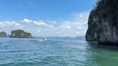 Andamanensee-Bootsfahrt-POV-Kalksteinfelsen-Perfekter-Urlaub-Wetter-Ausflug-Erkunden