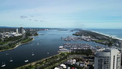 Luftaufnahme-Des-Superyachthafens-An-Der-Gold-Coast,-Der-Berühmten-Strände-Und-Des-Touristengebiets-Broadwater