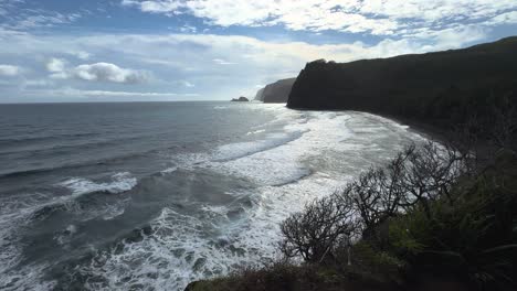 Olas-Rodando-En-La-Costa-De-Hawai,-Playa-Pololu