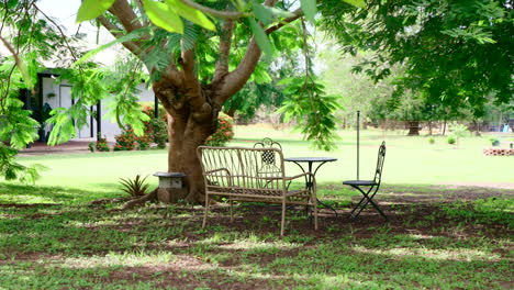 Luxuriöses-Ländliches-Anwesen-Mit-Sitzbereich-Im-Garten-Im-Schatten-Hoher,-Buschiger-Bäume-Zum-Entspannen-In-Der-Mittagshitze