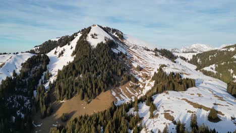 Amden-Wesen-Suiza-Vuelo-Al-Atardecer-Sobre-El-Valle-En-La-Montaña