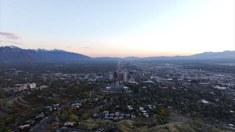 Wide-angle-of-Salt-Lake-City-at-sunset,-Utah-in-USA