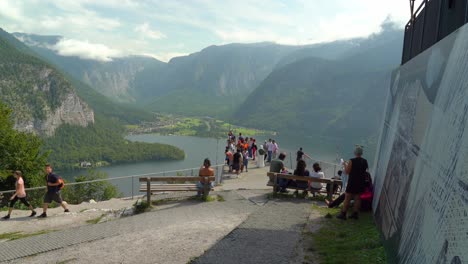 Turistas-Tomando-Fotografías-En-El-Skywalk-De-Hallstatt.