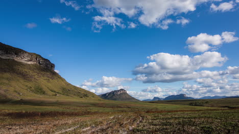 Timelapse-of-Gerais-do-Viera-field-and-mountains-on-a-sunny-day,-Chapada-Diamantina,-Bahia,-Brazil