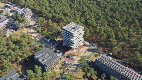 Antena-Cinematográfica-De-Un-Hermoso-Edificio-De-Apartamentos-Recién-Construido-Con-Una-Azotea-Llena-De-Paneles-Solares-Fotovoltaicos.