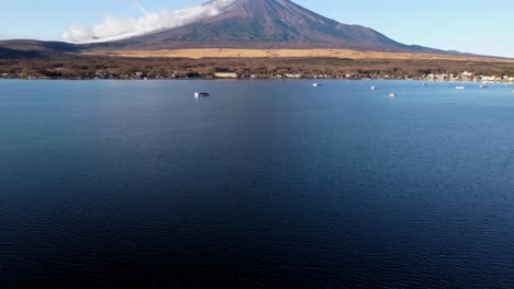 Sanfte-Wellen-Auf-Dem-Kawaguchi-See-Mit-Einer-Langsamen-Schwenkbewegung-Nach-Oben,-Die-Den-Fuji-Freigibt