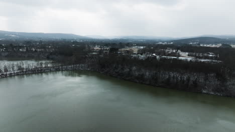 Lake-Sequoyah-Y-Sus-Alrededores-Durante-El-Invierno-En-Arkansas,-EE.UU.---Toma-Aérea-Con-Drones