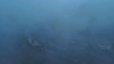 Der-Nebel-Am-Frühen-Morgen-Bedeckt-Die-Verschlafene-Stadt-Nanclares-De-Gamboa-Im-Baskenland-Und-Schafft-Eine-Heitere-Atmosphäre
