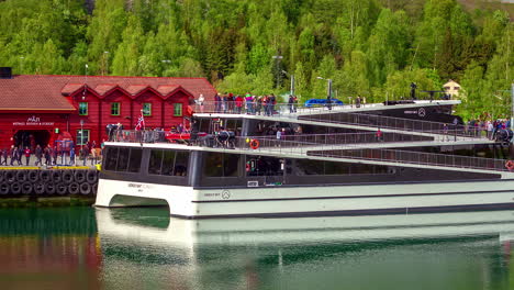 Personas-Que-Abordan-El-Timelapse-Del-Catamarán-Moderno,-El-Barco-Sale-De-Flam,-Aurland,-Noruega