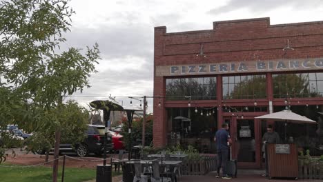 Pizzeria-Bianco-Restaurant-Im-Freien-Mit-Menschen-Davor-In-Phoenix,-Arizona,-Mit-Videoschwenk-Von-Links-Nach-Rechts