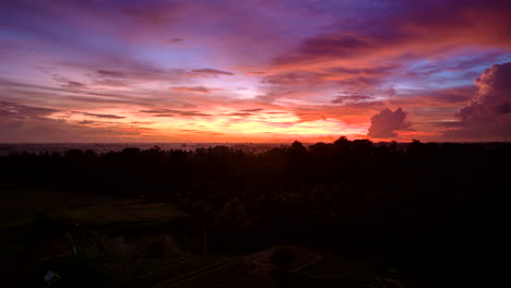 Hyperlapse-timelapse-of-colorful-sky-at-sunset-over-Indonesian-Ubud-village,-Bali