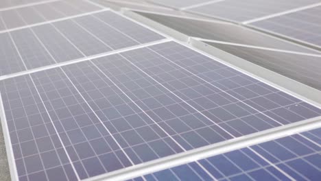 Paneles-Solares-Azules-De-Primer-Plano-Con-Enfoque-Selectivo,-Reflejando-La-Luz-Solar,-Concepto-De-Energía-Sostenible