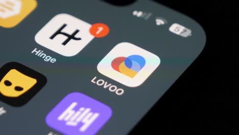 Lovoo-Und-Hinge-App-Auf-Dem-Smartphone-Bildschirm,-Nahaufnahme