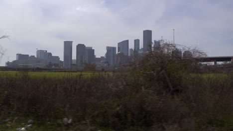 Drohnenaufnahme-Der-Innenstadt-Von-Houston,-Texas-An-Einem-Sonnigen-Tag-Mit-Hohem-Kontrast