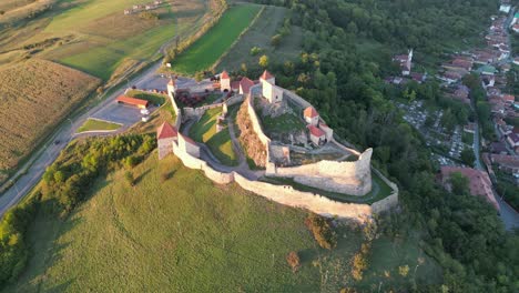 Castillo-De-La-Fortaleza-De-Rupea-En-Transilvania,-Rumania---Círculos-Aéreos-4k