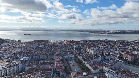 Drohnenaufnahme-Eines-Fluges-über-Lissabon