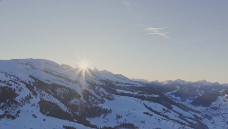 Luftaufnahme-Bei-Sonnenaufgang-Mit-Der-Silhouette-Schneebedeckter-Gipfel