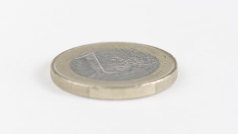 Eine-Euromünze-Flach-Auf-Weißem-Tisch-Gelegt