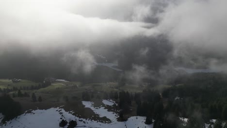 Obersee-Glarus-Näfels-Schweiz-Schweizer-Dörfer-Durch-Die-Wolken-Am-Berghang-Gesehen