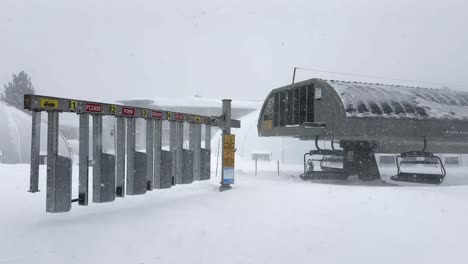 Schwerer-Schneesturm-An-Einem-Leeren-Skilifteingang