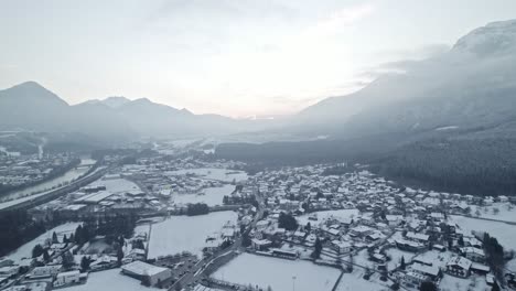 Aéreo,-Drone-Invierno,-Nevado,-Puesta-De-Sol,-Austria,-Valle