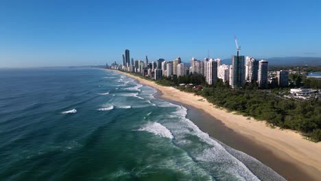 Forward-moving-aerial-view-over-Main-Beach-looking-South-towards-Surfers-Paradise,-Gold-Coast,-Australiaia