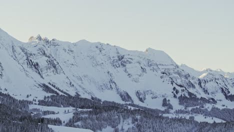 Silhouette-Einer-Schneebedeckten-Bergkette,-Aufgenommen-Von-Oben-Bei-Sonnenaufgang