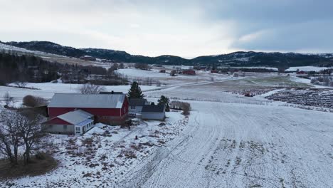 Abgelegene-Strukturen-Mit-Blick-Auf-Bergrücken-In-Der-Wintersaison-In-Norwegen