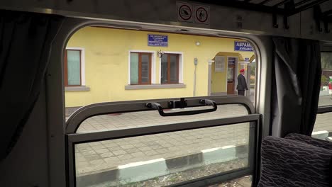 El-Ferrocarril-De-Vía-Estrecha-Ródope-Sale-De-La-Estación-De-Avramovo-En-La-Línea-Septemvri-Dobrinishte.