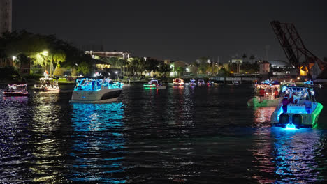 Boote-Mit-Bunten-Lichtern-Dekoriert-Während-Der-Jährlichen-Weihnachtsparade-In-Tampa,-Florida,-USA