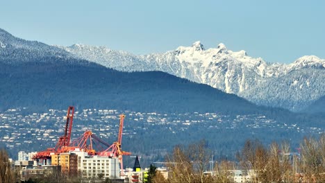 Montañas-Escarpadas-Cubiertas-De-Nieve-Desde-El-Puerto-Industrial-De-Vancouver,-BC,-Canadá