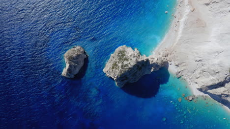 Aéreo:-Toma-De-Arriba-Hacia-Abajo-De-La-Playa-De-Myzithres-En-Keri-De-La-Isla-De-Zakynthos,-Grecia