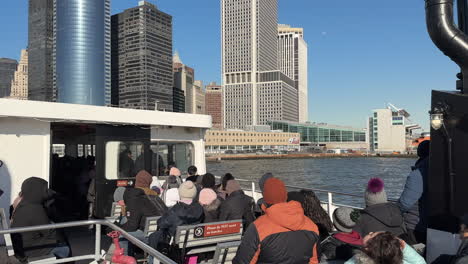 Ferry-Lleno-De-Turistas-Se-Acerca-Al-Centro-De-Manhattan,-Nueva-York