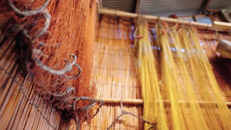 Ama-Cabaña-De-Buceo-Con-Redes-De-Pesca-Y-Trajes-De-Neopreno-En-La-Ciudad-De-Osatsu,-Toba,-Japón