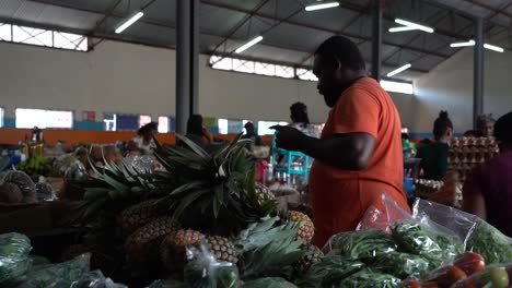 Marktverkäufer-Stellt-Die-Ananas-Auf-Seinen-Stand