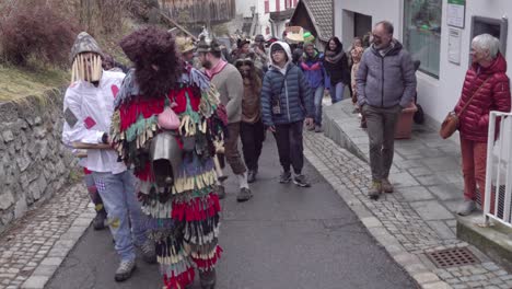 Der-Karnevalsumzug-Der-Stilzer-Pfluagziachn-In-Stilfs---Stilfs,-Südtirol,-Italien