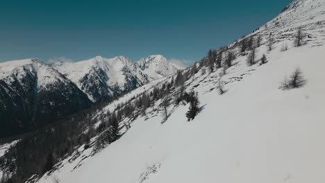 Montaña-Empinada-Cubierta-De-Nieve