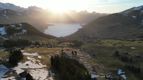 Amden-Wesen-Suiza-Saludable-Pueblo-Suizo-Bajo-El-Sol-Poniente