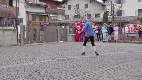 Carter-Chasquea-Su-Látigo-Durante-El-Desfile-De-Carreras-Zusslrennen-En-Prad-Am-Stilfserjoch---Prato-Allo-Stelvio,-Tirol-Del-Sur,-Italia