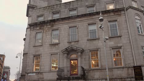 Neigungsaufnahme-Der-Architektur-Des-Mercer&#39;s-Medical-Centre-Tagsüber-Neben-Einer-Viel-Befahrenen-Straße-In-Dublin,-Irland