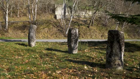 Antike-Römische-Meilensteine-Aus-Granit-Neben-Einer-Leeren-Straße